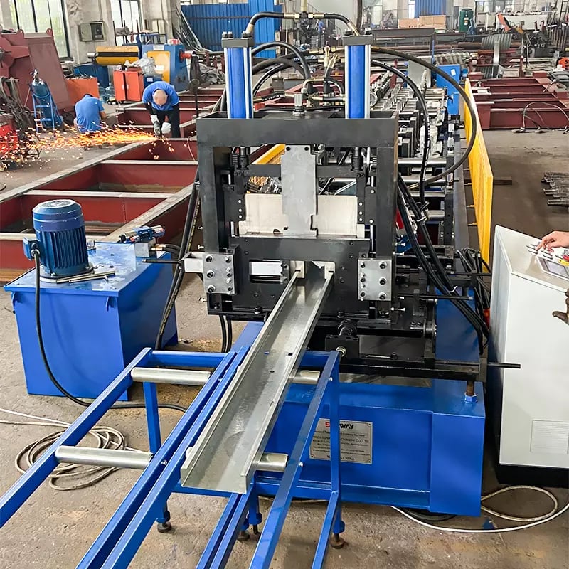Cutting unit on a metal forming line