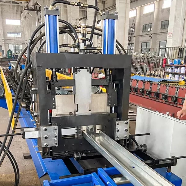 Machine de formage de rouleaux de planches d'échafaudage