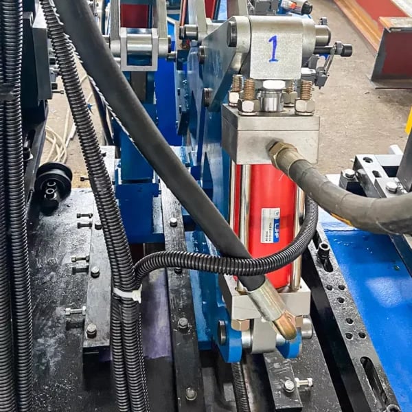 Machines de formage de cage d'escalier : Révolutionner la construction d'escaliers en 2025