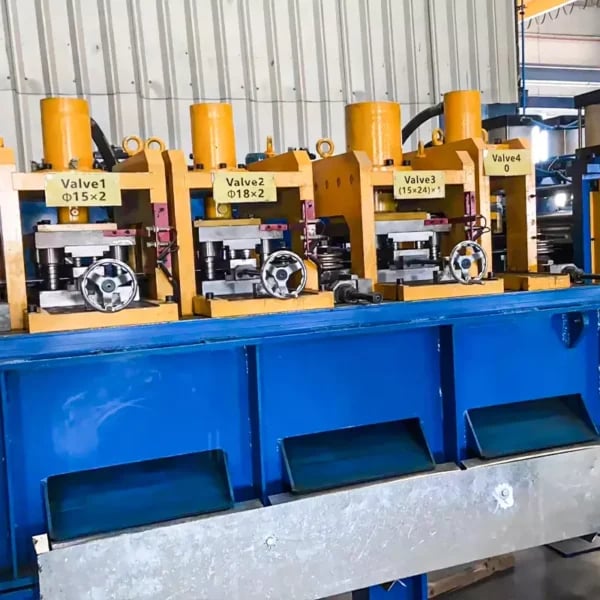 Poste de travail robotisé Machines de formage de rouleaux à cadre