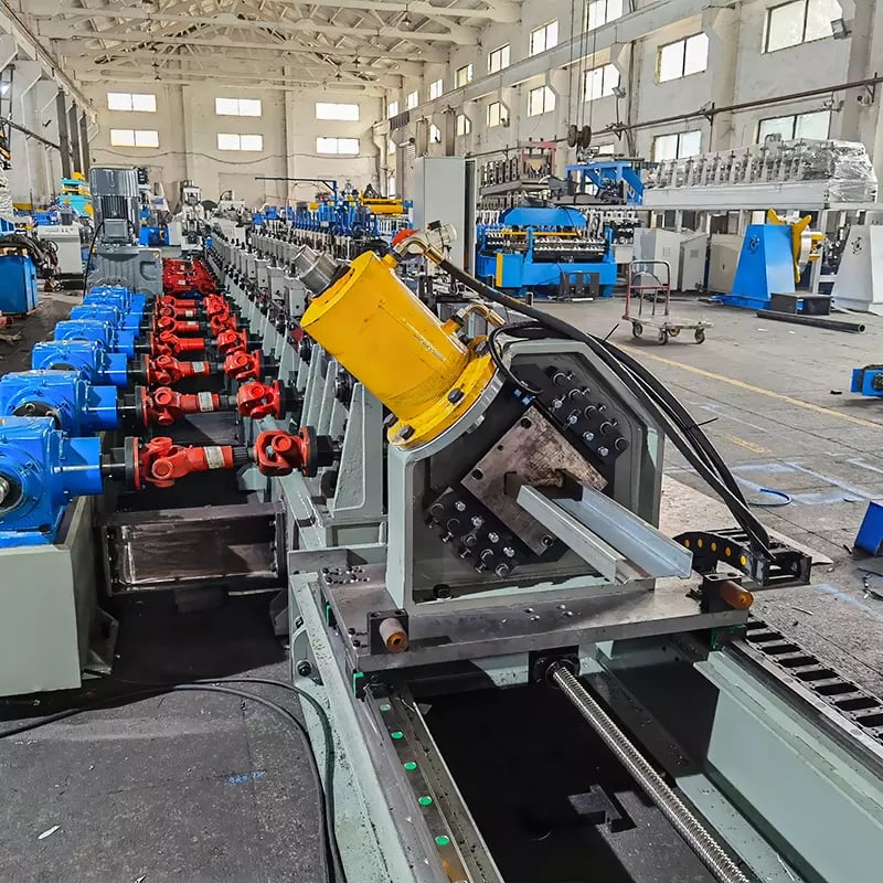Cutting unit on a metal forming line