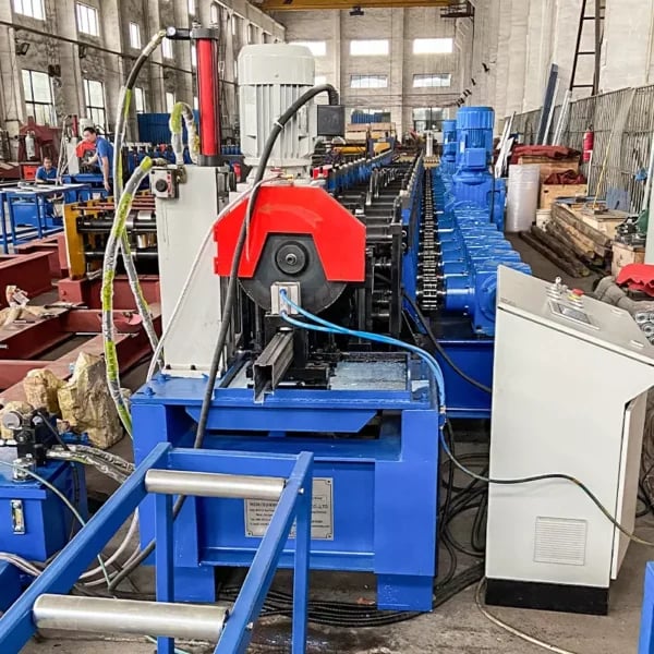 Machine automatique de formage de rouleaux