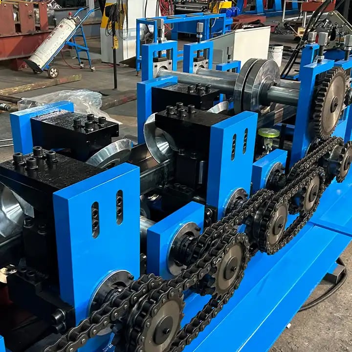 Best Z Purlin Machine Suppliers in Brazil | 2026 Guide 2 Close-up of forming rollers and shafts